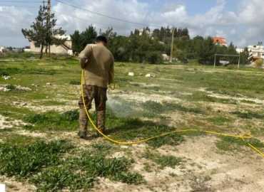 بلدية ديركيفا تُنفّذ أعمال رشّ وتنظيف لجوانب الطرقات