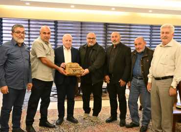 وفد من بلدية رشاف يزور رئيس مجلس الجنوب ويُقدّم له درعًا تكريميًا