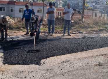 بلدية طيردبا تُنهي أعمال تعبيد الحُفر والتشققات استعدادًا لفصل الشتاء