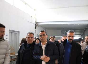 وزير الزراعة يتفقّد مركز إيواء في الشويفات: 1700 نازح في المدارس وأكثر من 7000 عائلة مستضافة