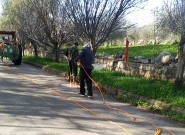 بلدية عدشيت تنفّذ حملة رشّ مبيدات للأعشاب الضارّة