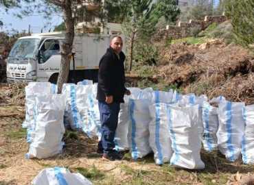 للمرة الثامنة… بلدية مزبود توزّع 52 كيس حطب على العائلات المتعففة في البلدة
