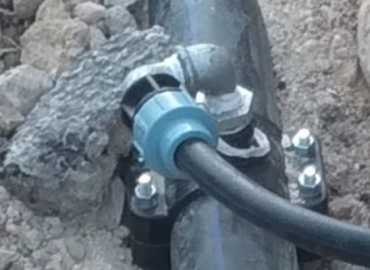 بلدية صير الغربية تمدّد خط مياه في حيّ العين