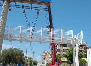 اتحاد بلديات الضاحية الجنوبية وبلدية حارة حريك تستكملان تركيب جسر أمام مدخل المهنية العاملية