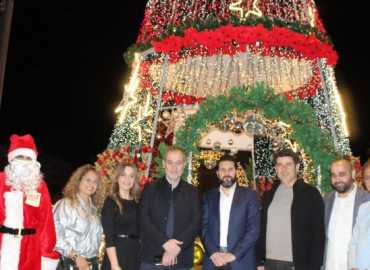 بلدية صيدا تضيئ شجرة الميلاد عند تقاطع إيليا