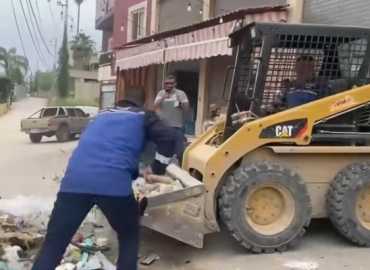 بلدية جبشيت تواصل رفع الركام وفتح الطرقات بالتعاون مع الفرق التطوعية