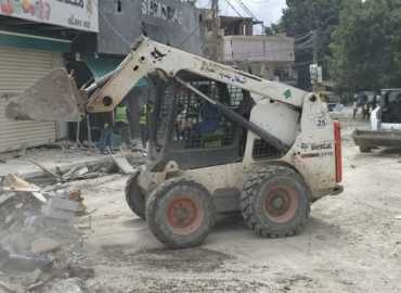 بلدية الغبيري تفتح الطرق وتزيل الركام في بئر حسن بعد العدوان الإسرائيلي