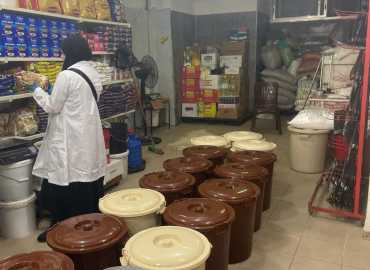 المفرزة الصحية في بلدية حارة حريك وبالتعاون مع مراقبي اتحاد بلديات الضاحية الجنوبية يواصلان الكشف على المنشآت الغذائية