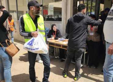 اتحادا بلديات بعلبك ودير الأحمر يوزّعان مساعدات غذائية على 391 عائلة نازحة