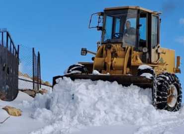 جرافات بلدية عين داره‎ تستكمل أعمالها الميدانية بجرف الثلوج