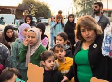 بلديّة بشتفين توزّع هدايا على الأطفال النازحين وتخفّف من أعباء العيد