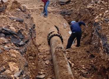 بلدية عاليه بالتعاون مع مؤسسة مياه بيروت وجبل لبنان تنجز صيانة خط مياه رئيسي