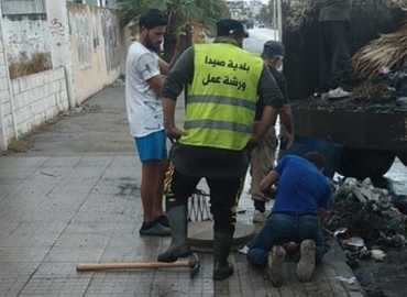 فرق طوارىء بلدية صيدا تسارع لإزالة النفايات من أقنية المجاري