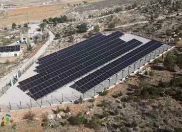 مشروع الطاقة الشمسية ببلدة العين .. 350 الف دولار خدمةً لـ 22500 نسمة (فيديو)