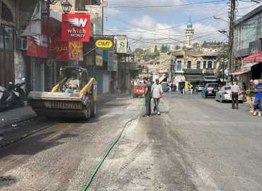 بلدية النبطية تواصل أعمال صيانة الزفت في عدد من شوارع المدينة