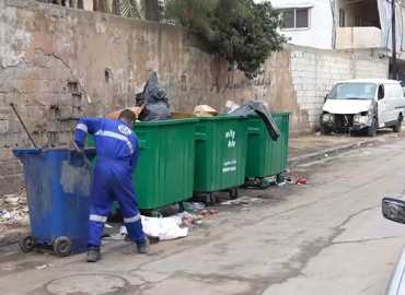 بلدية برج البراجنة تواصل تنظيم عملية وضع النفايات في الحاويات