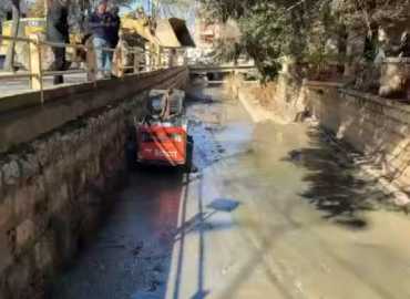 بلدية بعلبك تبدأ ورشة جديدة لتنظيف مجرى نهر رأس العين