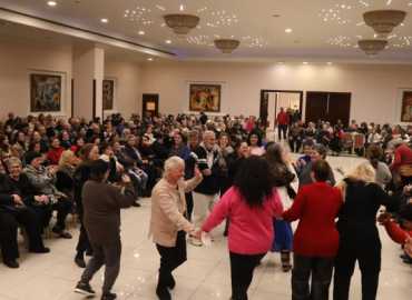 بلدية برج حمود تقيم حفلة خاصة بالمسنين شملها توزيع هدايا العيد