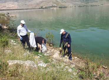 بالصور: بالتعاون مع اتحاد بلديات البحيرة تنظيم يوم بيئي لتنظيف ضفاف بحيرة القرعون