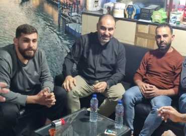 تعزيزاً للشراكة مع الشباب.. رئيس بلدية طيردبا يلتقي مُرتادي أحد مقاهي البلدة