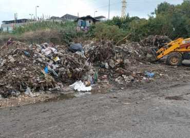 بلدية صيدا تواصل تعزيل أقنية تصريف مياه الشتاء وترفع ردميات وأتربة عن الأرصفة