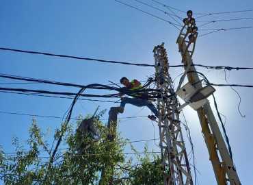 بلدية بليدا تستكمل المرحلة الثالثة من إعادة ربط البلدة بالتيار الكهربائي بدعم من 