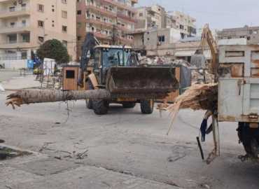 بلدية صور تباشر إزالة آثار العدوان الإسرائيلي وفتح الطرق أمام المواطنين