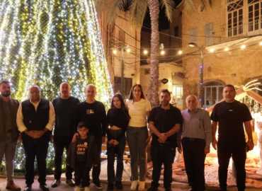 بلدية صور تُضيء شجرتي الميلاد استعدادًا لإطلاق القرية الميلادية