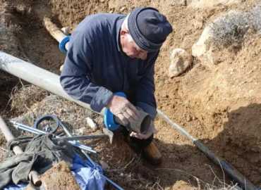 بلدية الريحان تنجز صيانة العطل التقني على خط ضخ المياه الممتد من بئر المياه إلى الخزان الرئيسي