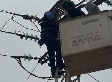 بلدية مشغرة تتابع إعادة التيار الكهربائي إلى خط مشغرة - القرعون