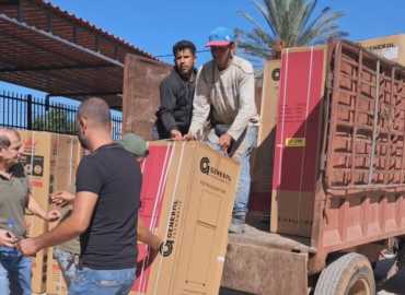 بلدية علما الشعب توزع مستلزمات منزلية على الأهالي الصامدين