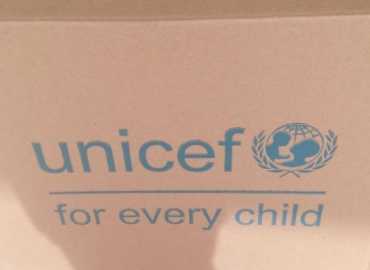 بلدية كفرفيلا توزّع حصص مواد تنظيف دعماً لصمود الأهالي