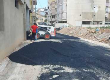 بلدية برج البراجنة تتابع أعمال تأهيل وتعبيد الطرقات المتضررة جراء العدوان