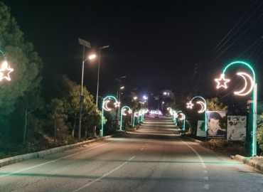بلدية طيردبا تضيء شوارع البلدة بالزينة الرمضانية