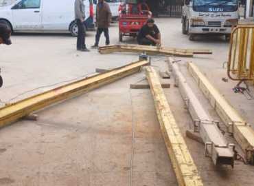 بلدية برج البراجنة تواصل إصلاح الأعمدة الكهربائية التي تضررت في الحرب 