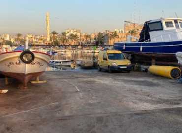 بلدية صيدا تنفذ حملة تنظيف في محيط مرفأ الصيادين والقلعة البحرية