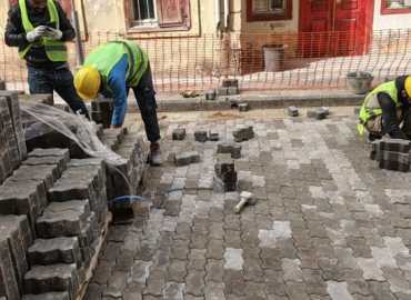 بلدية برج حمود تستكمل اعمال رصف الشوارع ضمن تأهيل السوق التقليدي