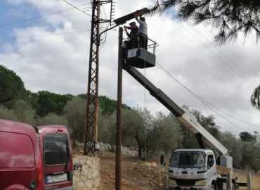 بلدية شقرا تباشر أعمال تمديد شبكة جديدة من لمبات الطاقة الشمسية