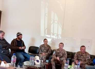 رئيس بلدية الطيبة يبحث دعم المدارس الرسمية مع وفد من الكتيبة الفرنسية