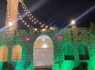 بلدية بستيات تُضيء جامع البلدة وشوارعها استقبالاً لشهر الخير