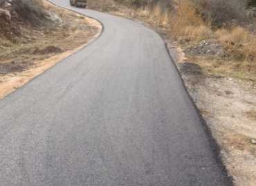 بلدية أهمج وبالتعاون مع وزارة الأشغال تُنجز تعبيد طريق الورديات