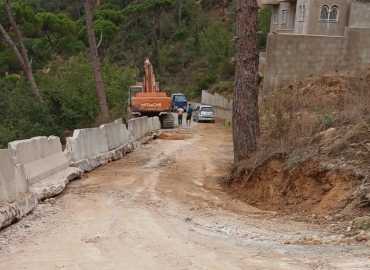 بالتعاون مع بلدية صليما.. أعمال صيانة الحائط المنهار على الطريق القديمة