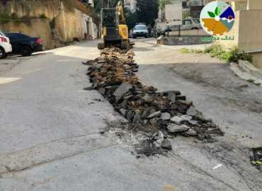 بلدية زوق مصبح تنفّذ أعمال حفر تمهيدًا لتزفيت الطرقات ضمن خطة تأهيل البنى التحتية