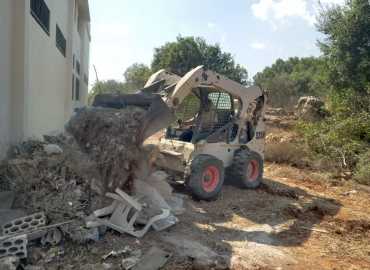 بلدية زبقين تنظّف محيط المدرسة الرسمية ضمن حملتها للحفاظ على بيئة سليمة