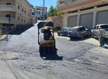 بلدية مشغرة تتابع أعمال تعبيد طريقي مهدي حمادي وعين أبو شنة