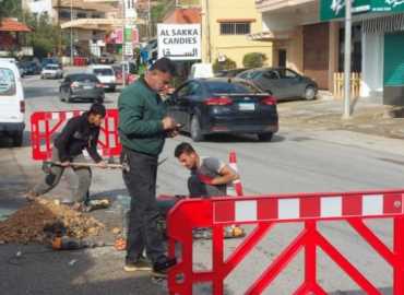 بلدية السلطانية تُصلح خطّ مياه أساسي على الشارع العام