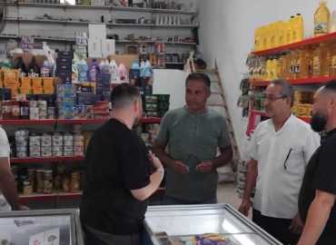 بلدية طورا تنفذ جولة رقابية على المؤسسات الغذائية وتوجّه إنذارات للمخالفين 