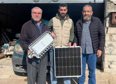 بلدية سحمر تتسلم 29 لمبة على الطاقة الشمسية من جمعية 