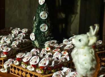 بلدة عندقت تضيء شجرة الميلاد في باحة كنيسة مار مارون