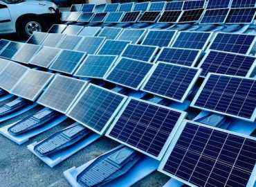 بلدية السلطانية تباشر تركيب 200 لمبة طاقة شمسية لتعزيز الإنارة والسلامة العامة